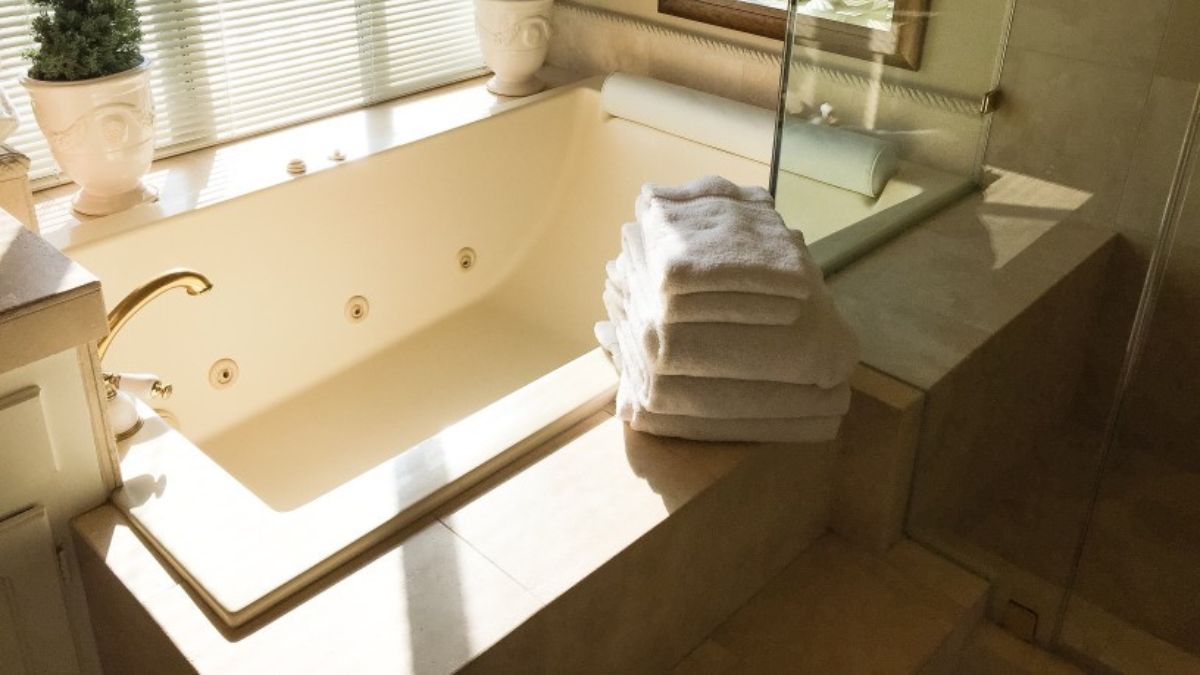 What Is the Difference Between a Soaking Tub and Regular Tub?