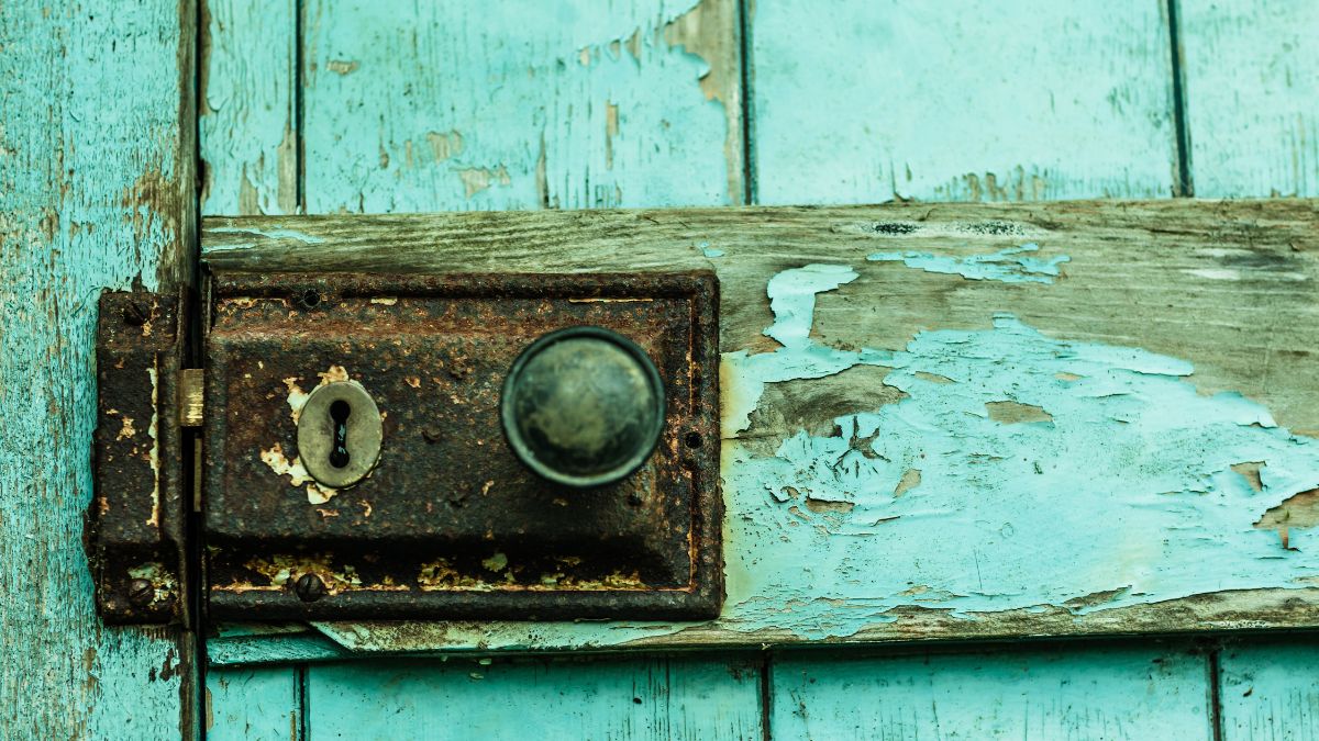 How to Open A Stuck Door?