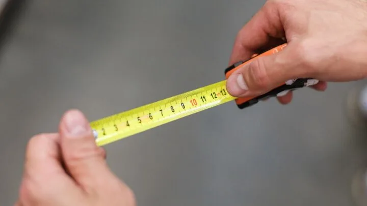 Man using a measuring tape