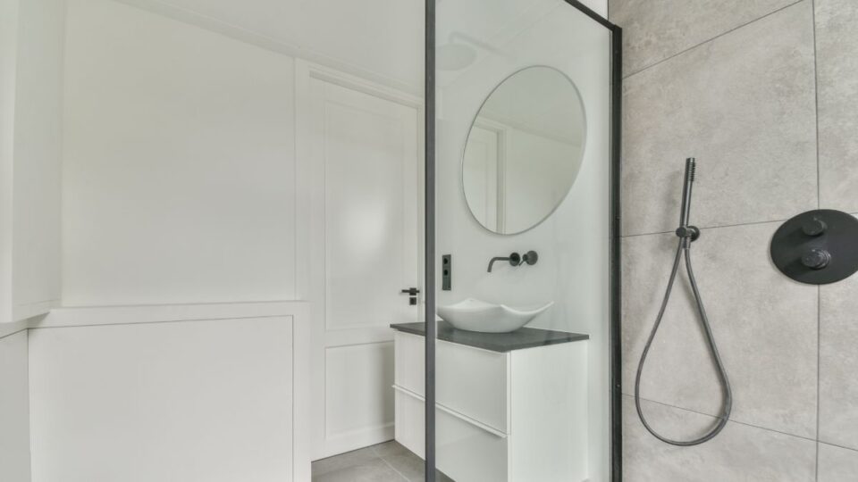 Does Crown Molding Go In Bathrooms?