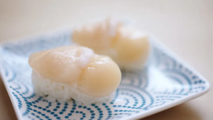 Are scallops served raw in sushi?