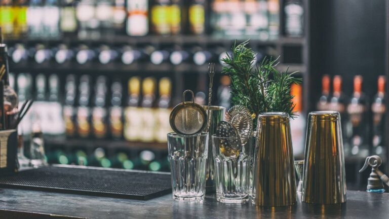 How to Decorate a Wet Bar