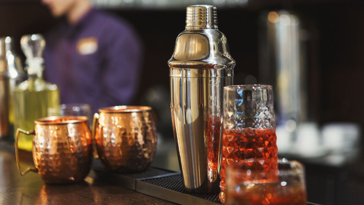 What is a Wet Bar in a Hotel? A Guide to Understanding This Hotel Amenity